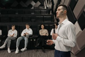 Read more about the article Public Speaking untuk Pemula: Cara Mengatasi Nervous dan Grogi dalam 3 Menit Pertama